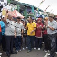 Bupati Kuningan saat melepas gerak jalan santai HAB ke 74